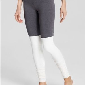 Alo Yoga Goddess Leggings XS Grey/white
